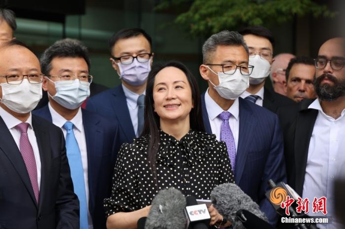 圖為孟晚舟當(dāng)日在位于加拿大溫哥華的不列顛哥倫比亞省高等法院門前向媒體發(fā)表聲明。 中新社記者 余瑞冬 攝.jpg